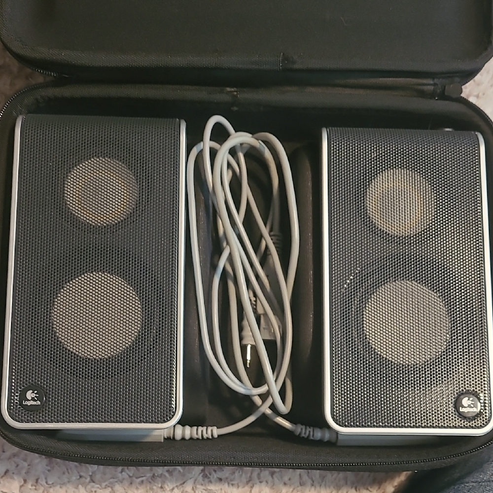 LogitechV20  USB computer  Compact Portable Speakers with Stereo Sound